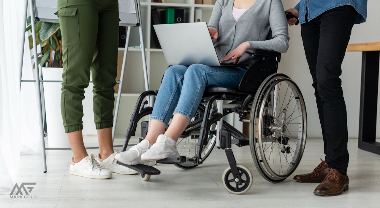 تصویر خانم معلول در کنار همکاران