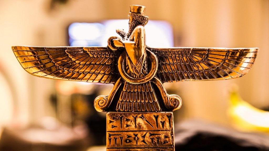 مجسمه‌ی فروهر