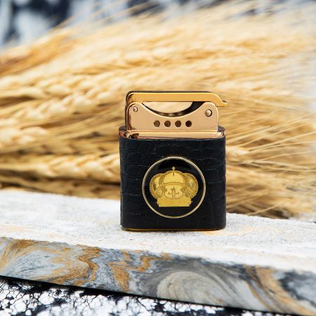 فندک چرم روکش طلا طرح تاج 3