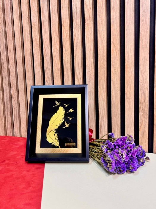 تابلو روکش طلا طرح پر پرواز