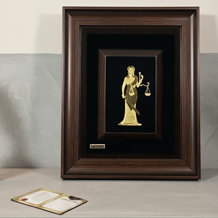 تابلو روکش طلا طرح ترازوی عدالت